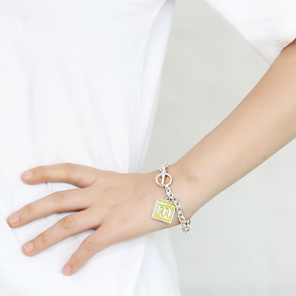 LO4644 - High-Polished Brass Bracelet with Epoxy in Emerald