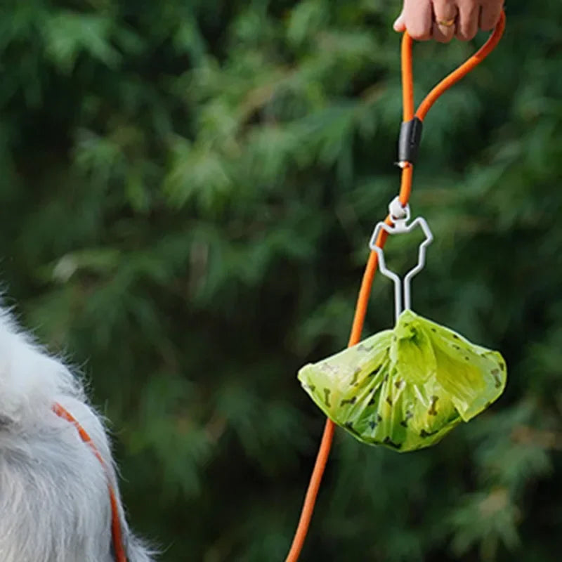 Dog Poop Bag Holder Pet Waste Carrier Clip Hands-Free Dog Leash Dispenser Outdoor Walking Puppy Poop Bags Clip Easy To Carry