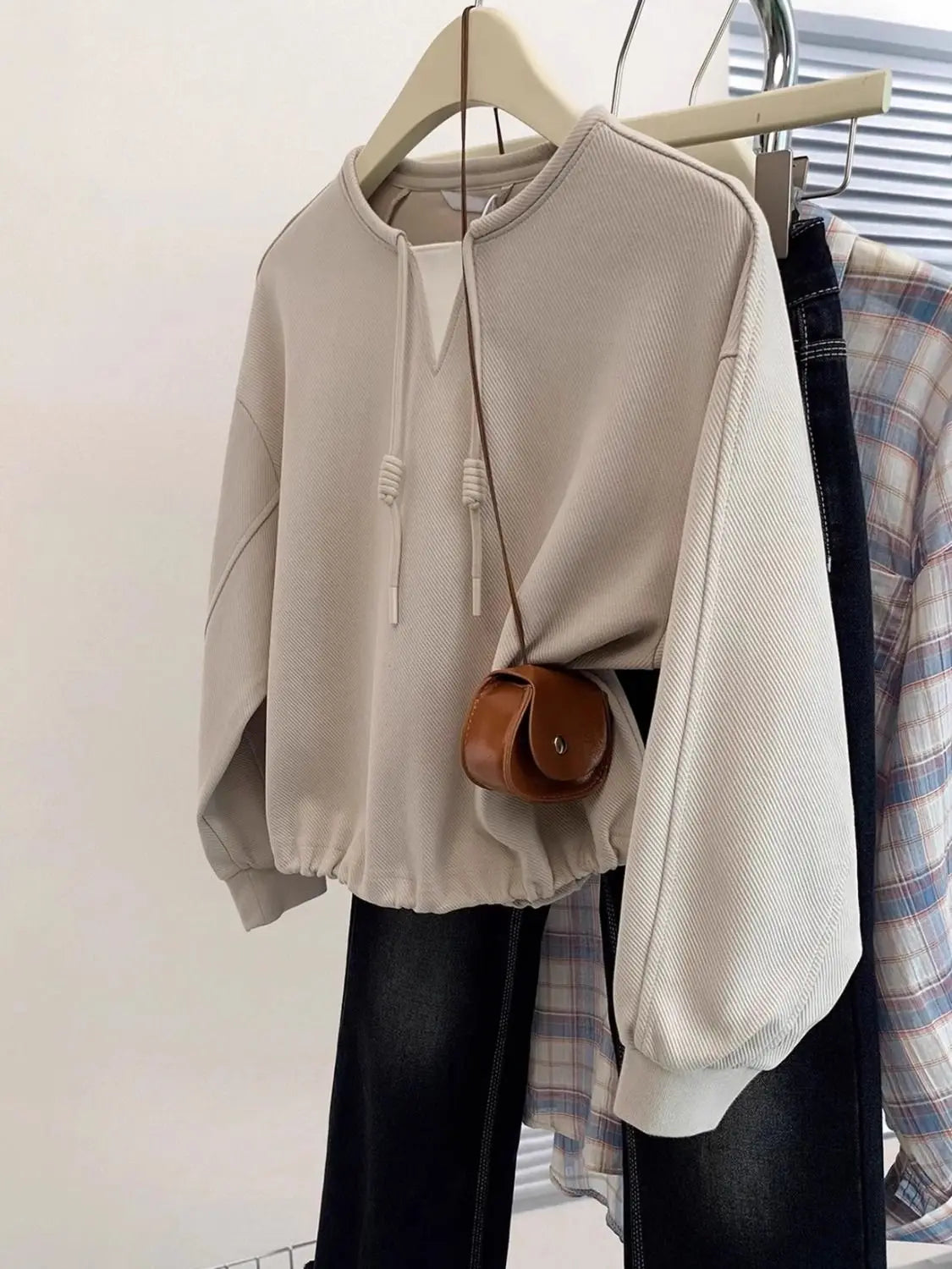 Large size fake two-piece hatless short sweatshirt for women in early autumn 2025 new loose and chic slim long-sleeved top