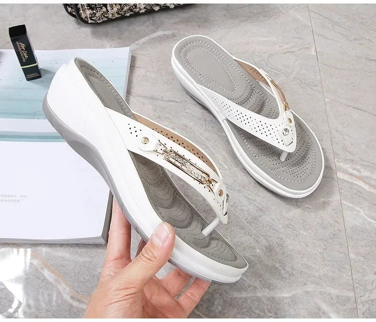 2023 Women's Slippers Summer New Fashion Metal Button Slides Shoes Wedge Beach Sandals Women Outside Platform Leisure Flip Flops