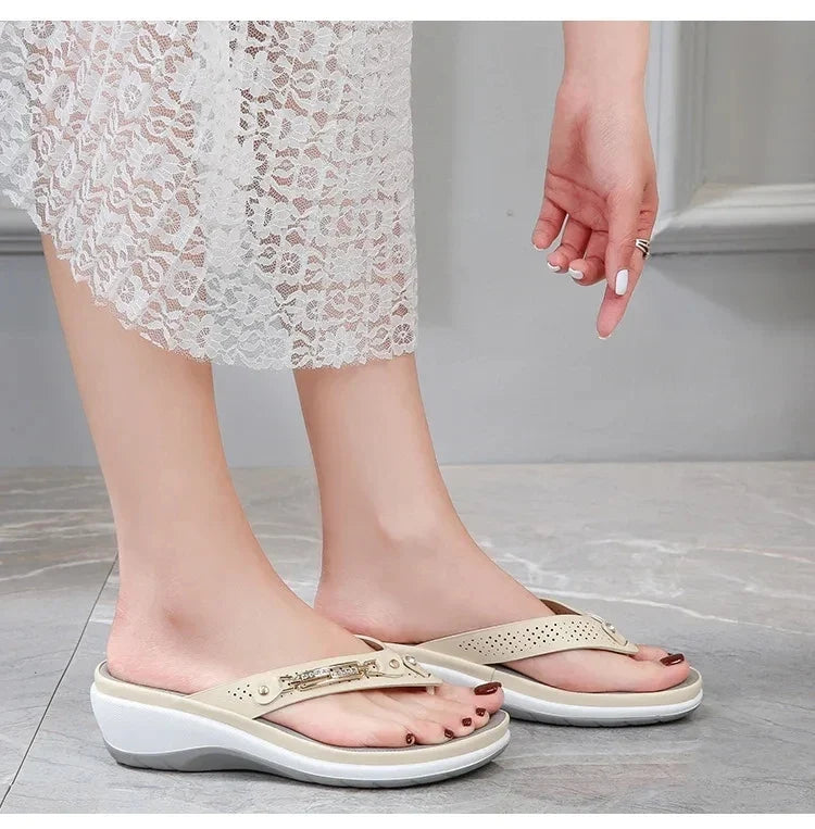 2023 Women's Slippers Summer New Fashion Metal Button Slides Shoes Wedge Beach Sandals Women Outside Platform Leisure Flip Flops