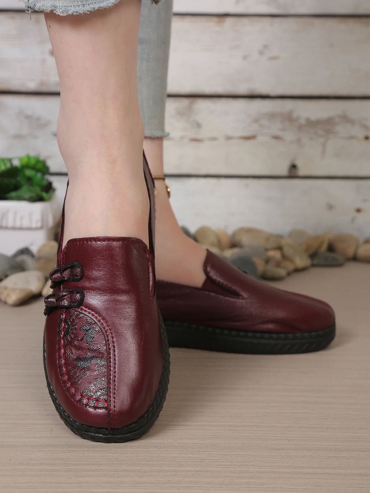 Women's Leather Flat Shoes, Spring and Autumn Women's Loafers, Single Classic Mom Shoes, Anti-Slip Comfortable and Free Shipping
