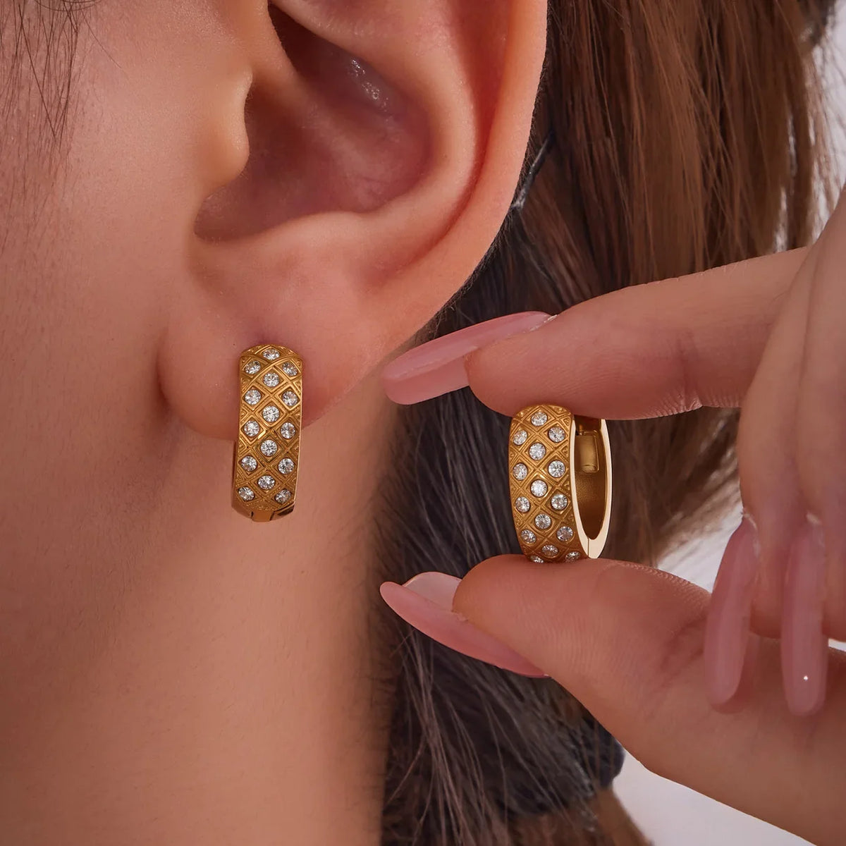 Liora Stainless Steel Zircon Women Hoop Earrings Metal Texture PVD Gold Plated Hypoallergenic Wedding Banquet Earrings Jewelry